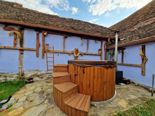 Laslea House | Explore Floresti House 21: Pet-Friendly with a Hot Tub