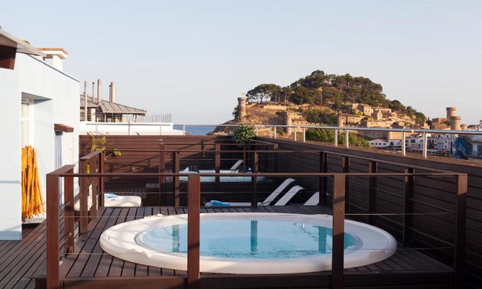 Tossa de Mar Hotel | Family-Friendly Florida Retreat with Hot Tub & Dining Options