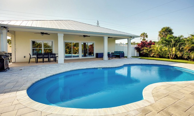 Jensen Beach House | Idyllic Florida Getaway: Poolside Bliss by the Ocean!