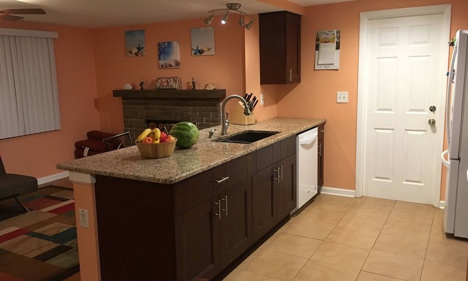 Bee Ridge House | Sunny Florida Escape: Ideal Family Retreat with Kitchen