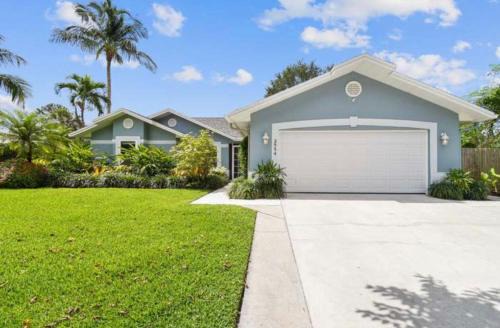 Central Naples Villa | Relaxing Florida House with Private Pool & Hot Tub Oasis