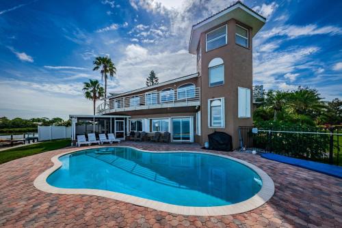 Crystal Beach House | Family-Friendly Florida Villa with Pool and Breakfast