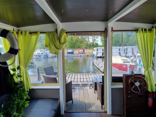 Priepert Boat Rental | Inviting Floss Priepert: Oceanfront Bliss for Families