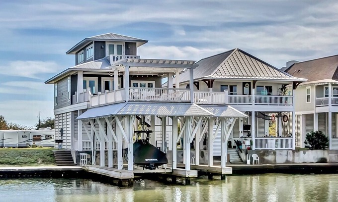 Galveston House | Flounder Bay: 4-Bedroom Canal House with Boat Slip