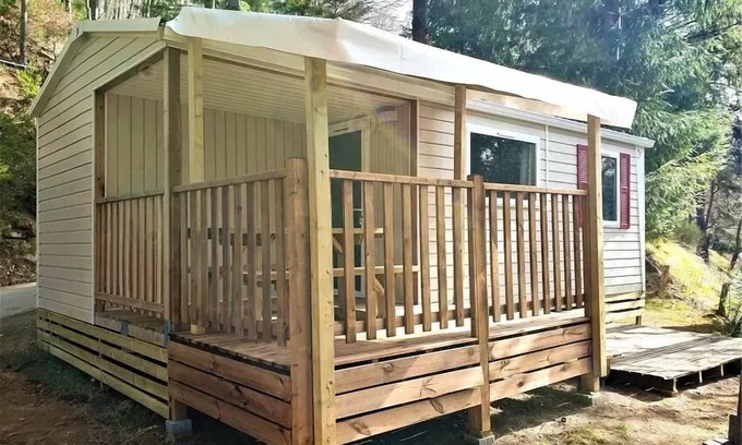 Neuveglise-sur-Truyere House | Cozy Camping Flower le Belvédère: Relax with Spa & Breakfast