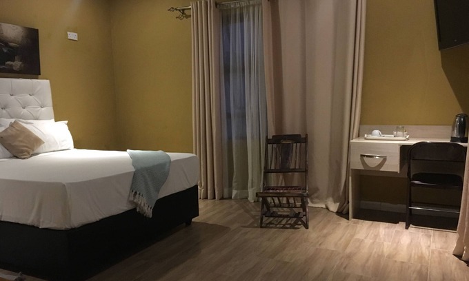 Mahalapye House | Cozy Flower Inn Guest House with Pool and Breakfast Included