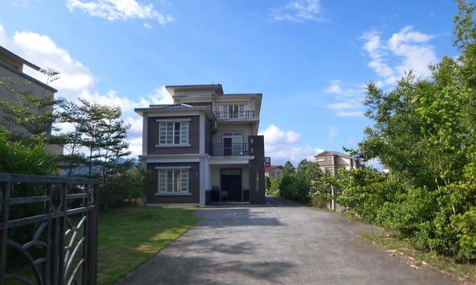 Yuanshan House | Charming Flower Memory Homestay: Family-Friendly Escape