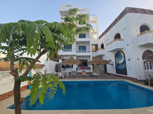 Luxor House | Inviting Flower of Life: Guest Rated 9/10 with Pet-Friendly Perks