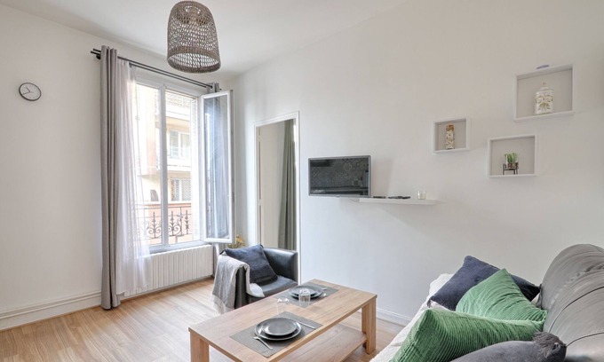 Vitry-sur-Seine Apartment | Relax at Flower's Power - Cozy Getaway for Two