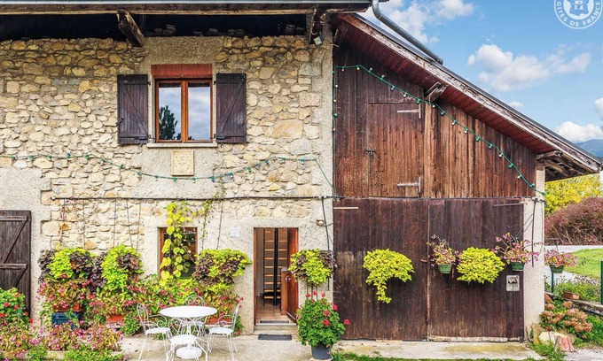 Les Marches House | Relax at Flowers and Vines - Les Marches with Family Amenities
