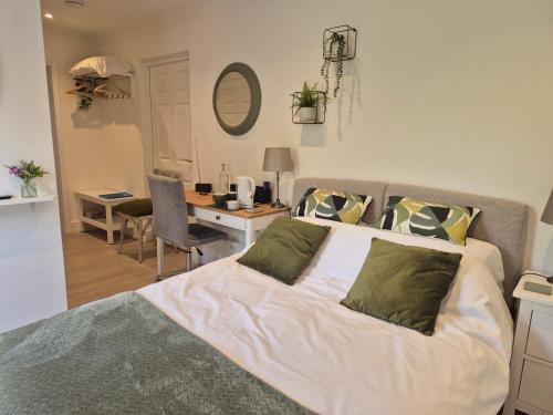 Duxford Apartment | Fly By Hotel: Guest Rated 9.6/10 for Your Next Stay