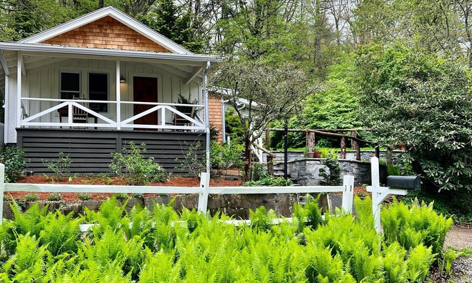 Highlands Cottage | Modern Mirror Lake Cottage with Ocean View & Pet Friendly