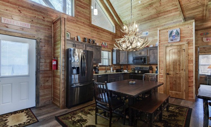 Branson Cedars Cabin | Fly Rod Lodge: Pet-Friendly Retreat with Spa & Pool Access