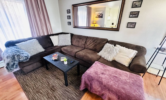 Kodiak House | Experience Flying Bear: 3-Bedroom Comfort with Breakfast