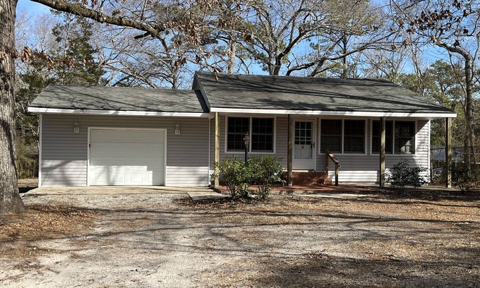 Minnesott Beach House | Convenient Fo'c'sle: Near Golf, Ferry & Family-Friendly