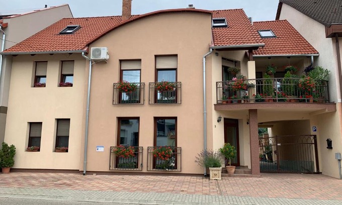 Sarvar Apartment | Fodan Apartman: Guest Rated 10/10 with Family-Friendly Amenities