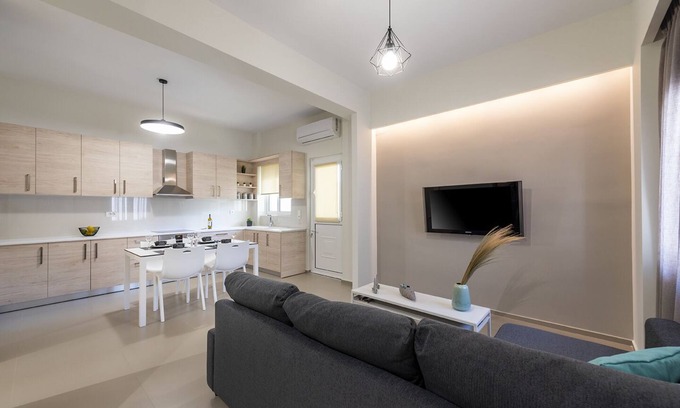 Lambi Apartment | Fofi’s Elegant Home: Ocean View Spa & Family-Friendly Retreat