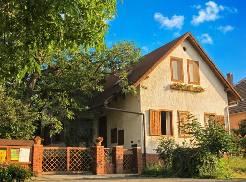 Balf Apartment | Pet-Friendly Foki Apartman: Guest Rated 9/10 with Breakfast