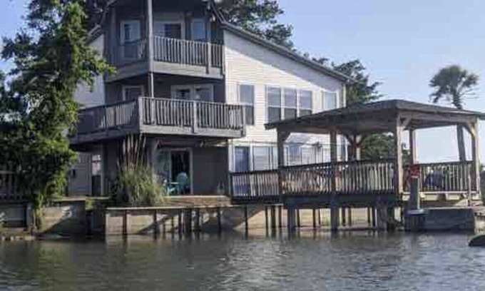 Charleston Apartment | Enjoy Folly Beach Riverfront Retreat with Kayaks & Bikes!