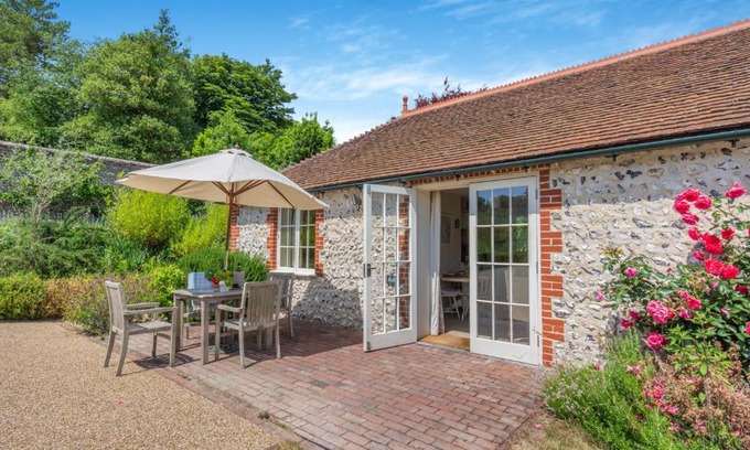 East Dean and Friston House | Discover Folly Cottage: Pet-Friendly with Amazing Breakfast