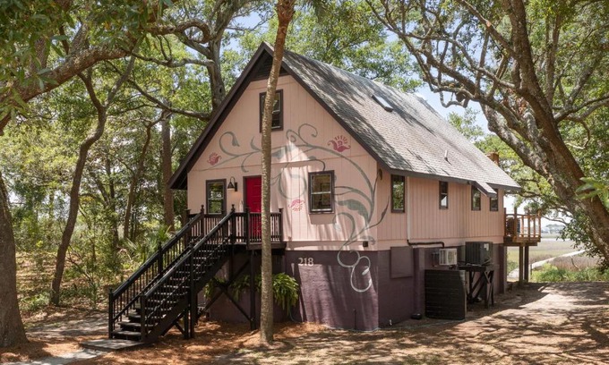 Folly Beach House | Folly Vacation Vintage Cottage: Pet-Friendly Getaway