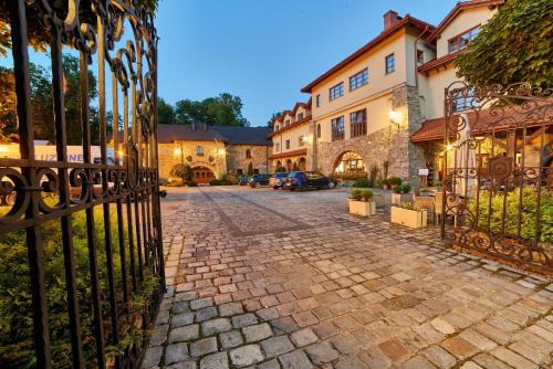 Mszana Dolna Hotel | Discover Folwark Stara Winiarnia: Pet-Friendly Retreat