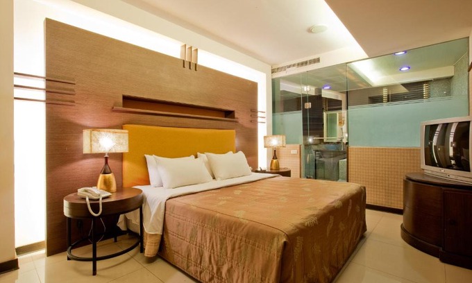 Baihe Hotel | Relaxing Fontaineblean Hot Spring with Inviting Hot Tub