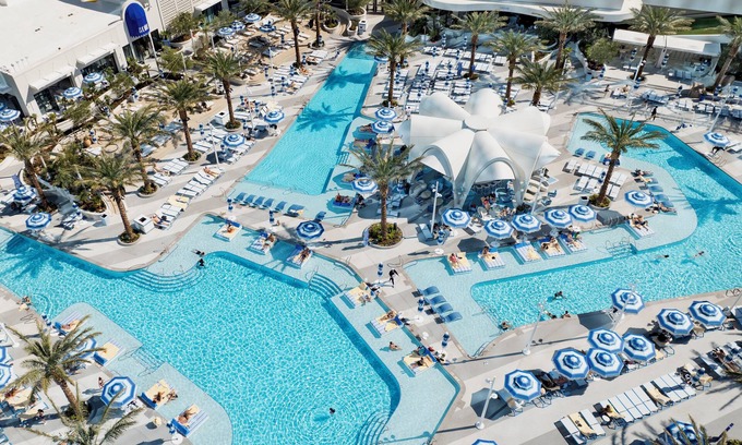 Las Vegas Strip Resort | Elegant Fontainebleau Las Vegas: 5-Star Poolside Retreat