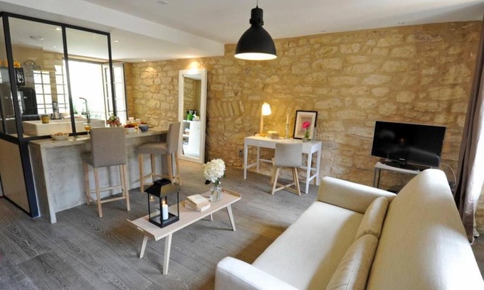 Sarlat-la-Caneda Historic Center Apartment | Elegant Retreat at Fontaines de lÁbbaye with Accessibility