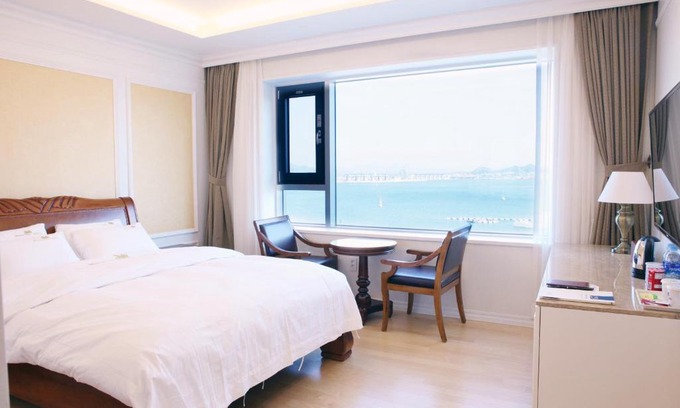 Mokpo Hotel | Experience Fontana Beach Hotel with Hot Tub & Breakfast
