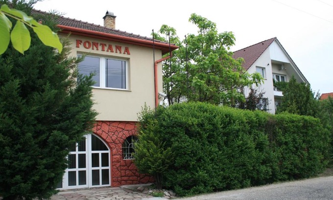 Tat House | Fontana Vendégház: Guest Rated 9.4 with Family-Friendly Amenities