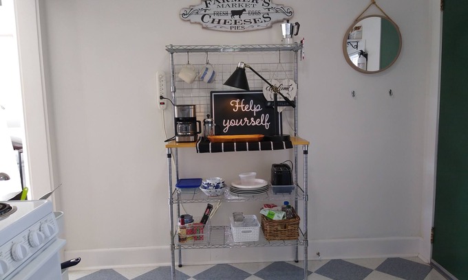 Wilmington House | Guest Rated 10/10: Cozy Fonzie Flat with Kitchen & Parking