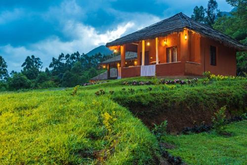 Kanthalloor House | Inviting Food Forest Kanthalloor: Family-Friendly Retreat