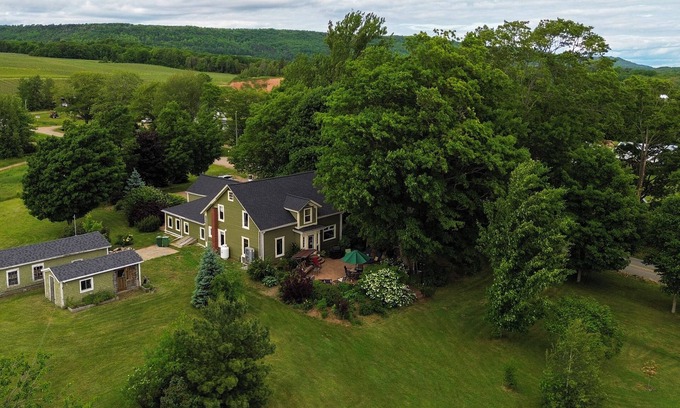 Kings County Other | Cozy Foot of the Mountain Farmhouse with Kitchen & Breakfast