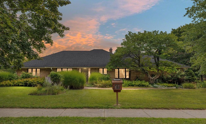 Chelsea House | Football, Colleges & Cities: Sleeps 11; 5 BR; Location, Comfort & Style!