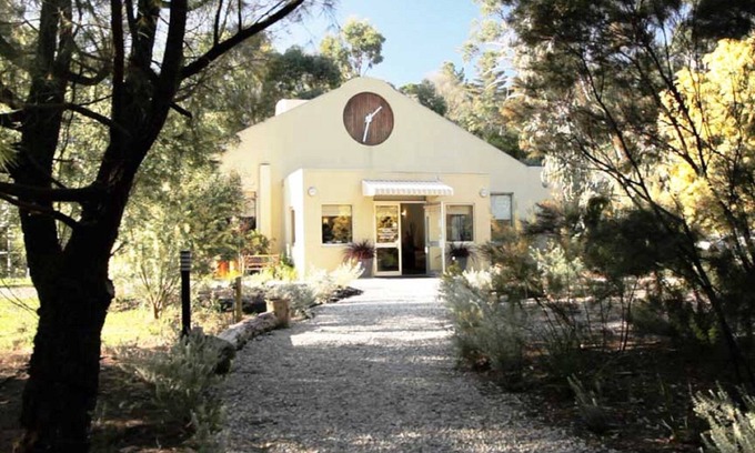 Mooroolbark Hotel | Discover Foothills Conference Centre: 4-Star Comfort & Pool