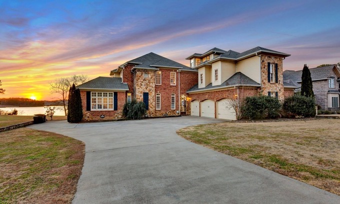 Guntersville House | Waterfront Retreat in the Foothills of the Smokies