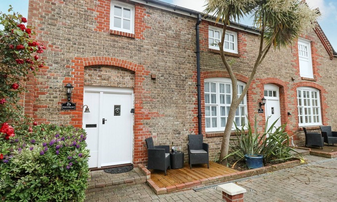 Weymouth Cottage | Pet-Friendly FOOTPRINT with Oceanfront Views in Brewers Quay