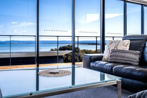 Coles Bay House | Tranquil Oceanfront Haven: Footprints 1, Guest Rated 9/10