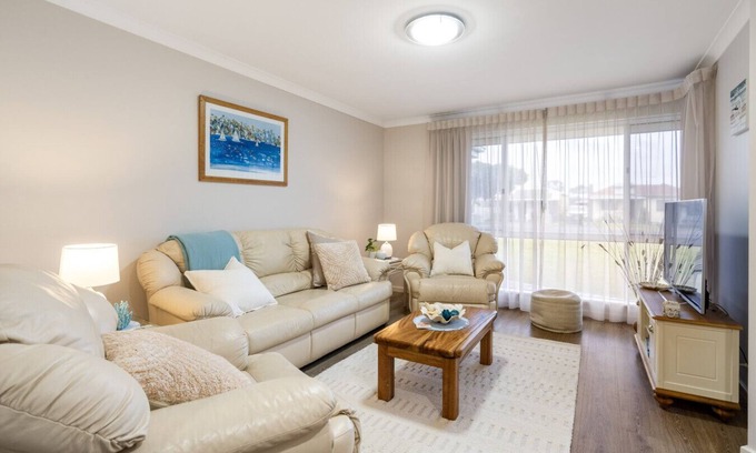 Busselton House | Guest Rated 9.8: Footprints in the Sand with Ocean View