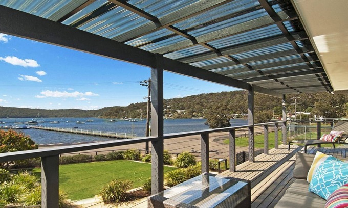 Pretty Beach Central Coast House | Steps from the Bay - Family-Friendly with Kitchen & Wifi