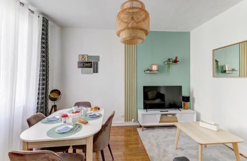 Montlucon Apartment | Urban Retreat with Terrace & Air Conditioning - Rated 9.6