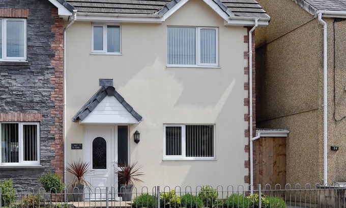 Ammanford Cottage | Outdoor Paradise: Pet-Friendly Retreat with Breakfast Included