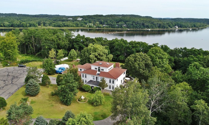 West Newbury House | Ideal Retreat for Business and Leisure: Blue Room Awaits