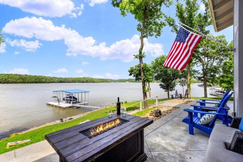 Gravois Mills House | For the View - Great Location with Lakeside Launchpad