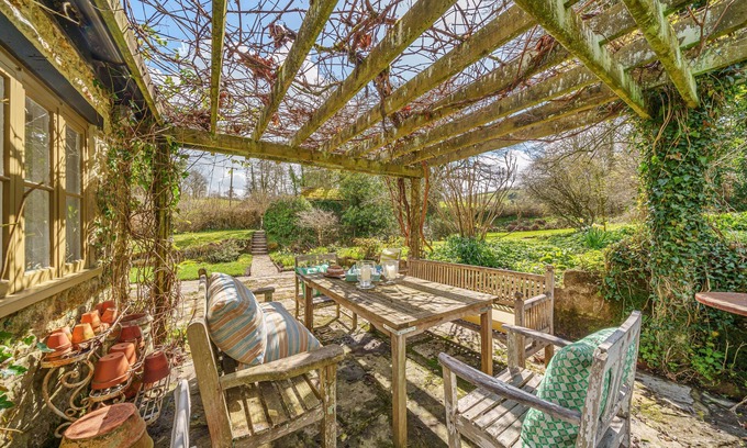 North Perrott Cottage | Ford Cottage: Perfect Getaway for Families or Pet Lovers