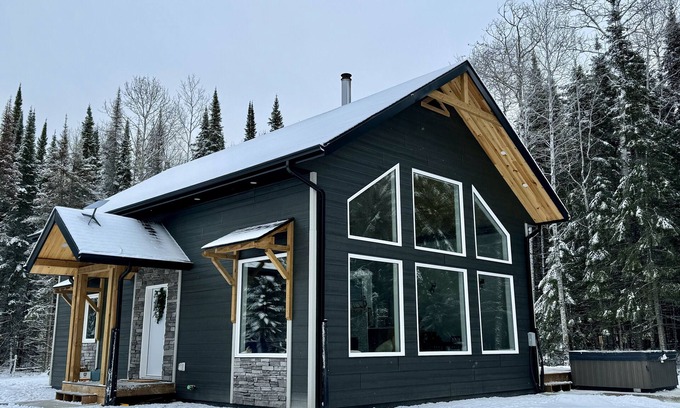 Manitoba Cabin | Relaxing Forest Cabin Getaway with Hot Tub & Fireplace