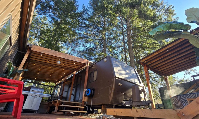 North Cowichan Bed & Breakfast | Discover Glamping at RV Reno in Maple Bay – Pet Friendly!
