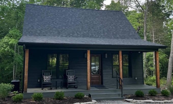 Carbondale Cabin | Relaxing Cabin with Hot Tub in 35 Acre Forest near SIUC