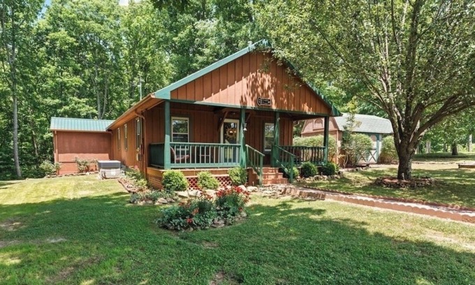 Monteagle Cabin | Tranquil Forest Cabin with Sauna & Ping Pong Near Trails